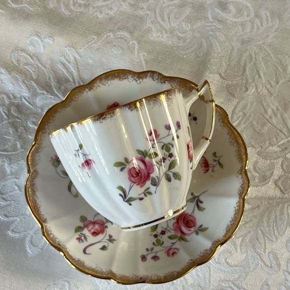 Vintage teacup. Beautiful rose patterned bone china. By Victoria. - Picture 7 of 7